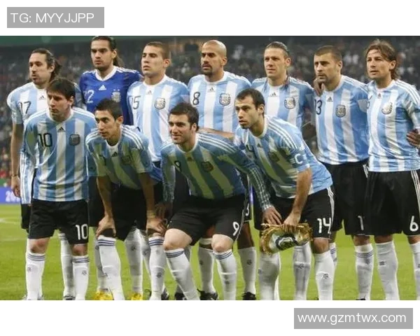 支持阿根廷足球队的球星们在赛场上展现非凡魅力与团队精神 支持阿根廷足球队的球星们在赛场上展现非凡魅力与团队精神