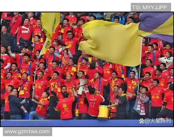 球星挑战极限踢巨型足球 震撼场面引爆全球体育热潮 球星挑战极限踢巨型足球 震撼场面引爆全球体育热潮