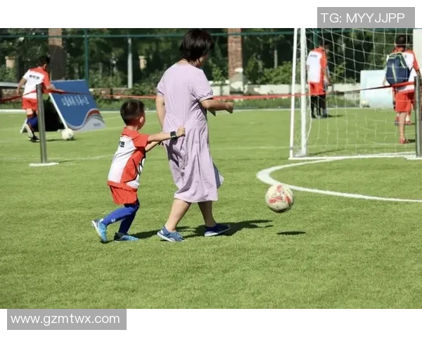 球星陪伴孩子在足球场上玩耍亲子互动视频感人时刻