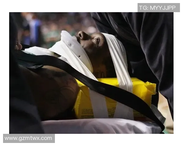 足球球星受伤担架镜头瞬间展现职业生涯最痛时刻令人心疼的瞬间